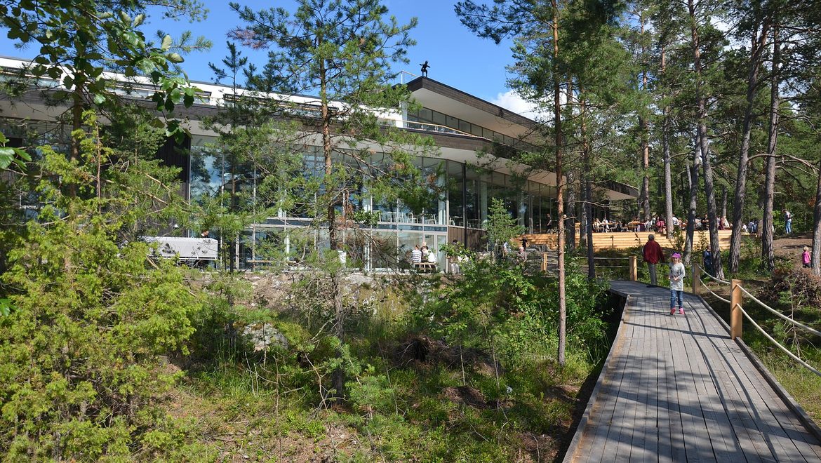 Skärgårdsvy med klippor och vatten på Värmdö.