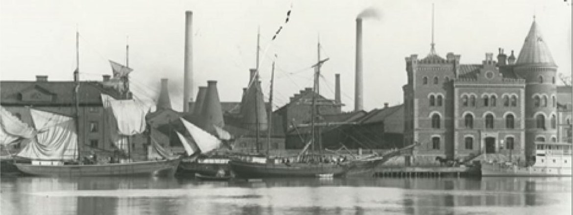 Arkivfoto av kajen med segelfartyg och Tornhuset.